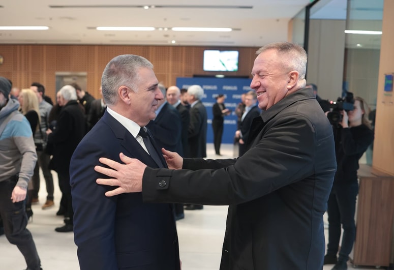 Dolgoletni gospodarski minister Zdravko Počivalšek, ki sestavlja Janševo vlado v senci, sodeluje na ustanovnem kongresu stranke Marka Lotriča kot gost. 