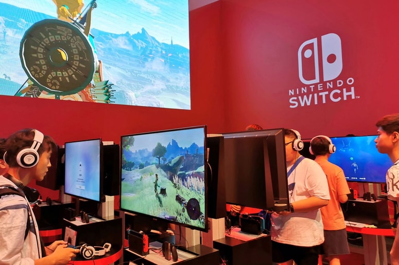 Hibridna igralna konzola Nintendo Switch je priljubljena med ljubitelji video iger širom sveta.
