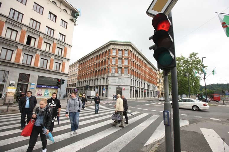 V Zavarovalnici Triglav so obravnavali tudi združbe, ki so namerno povzročale nesreče s starejšimi vozili, po nesrečah pa so za več oseb uveljavljali odškodnino za telesne poškodbe, pri čemer so zavarovalnicam posredovali prirejeno zdravstveno dokumentacijo. 