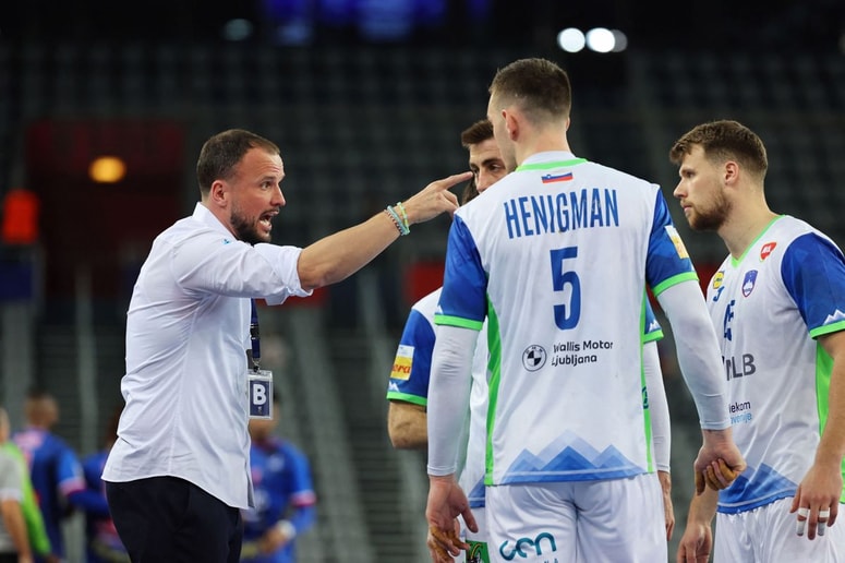 Glavna fotografija članka:Selektorju Zormanu ne gre v račun: Vidijo rdečo luč, a vseeno gredo, zanimivo, da se nihče ne zaleti v zid