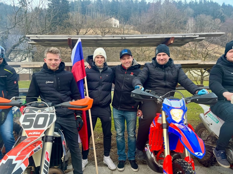 Več kot 100 podpornikov je pričakalo Tonija Mulca, ki je prvič v karieri reli Dakar končal med najboljšo petnajsterico 