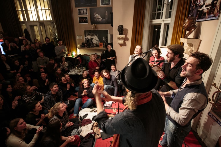 Glavna fotografija članka:Deseti Kavč Festival: Umetnost se spet seli v domače dnevne sobe, kuhinje, kleti ... Kakšen je program v Mariboru?