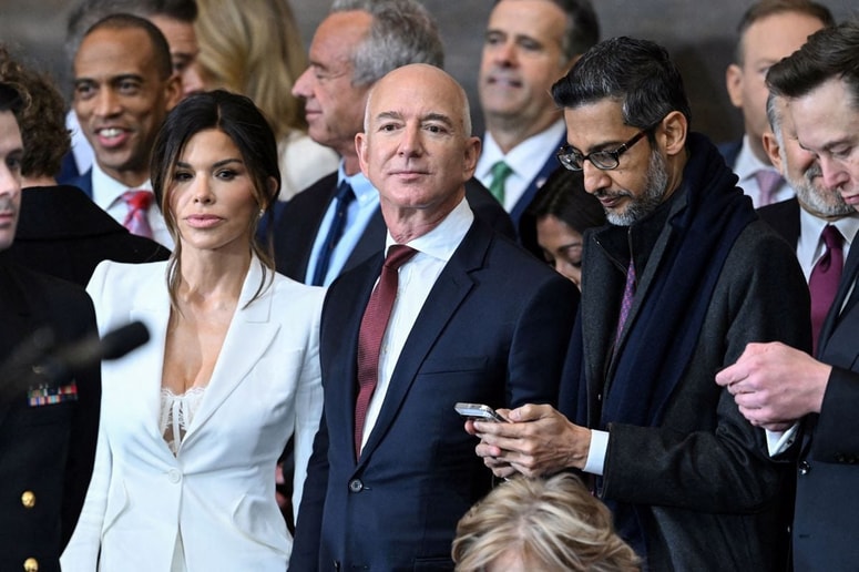 Lauren Sanchez in Jeff Bezos na Trumpovi inavguraciji, kjer ona z izbiro oblačil ni navdušila.  