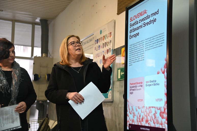 Kristina Modic je predstavila interaktivna ekrana v avli interne klinike UKC Maribor.