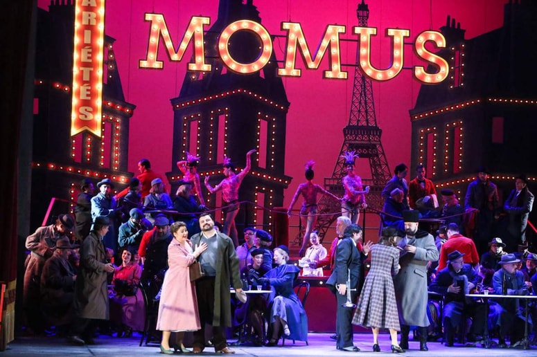 Valentina Fijačko Kobić in Matteo Lippi v ospredju barvito dinamičnega kavarniškega prizorišča 