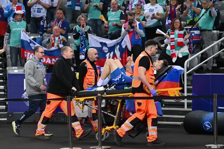 Takole, z dvignjenim palcem, je Cehte slovenskim navijačem nakazal, da bo vse v redu.