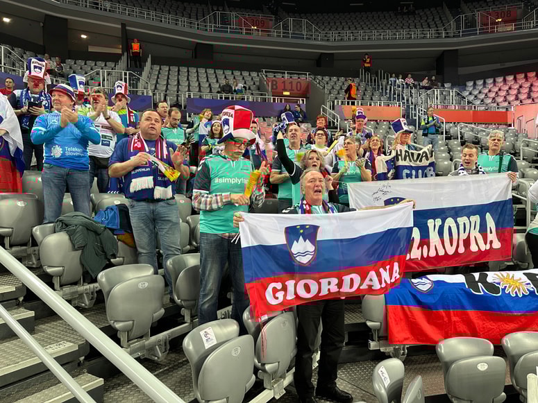 Glavna fotografija članka:Slovenski navijači v Zagrebu: Mi bomo svoje delo zagotovo dobro opravili!