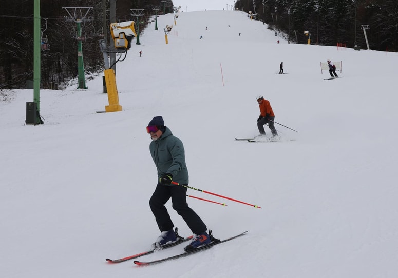 Smučanje v dolino je v tej zimi možno po Snežnem stadionu šele od minulega torka. A samo čez dan. Nočna smuka ni možna, saj bi bilo teptanje prog popoldan preveliko tveganje za ohranitev dovolj dobre snežne podlage. 