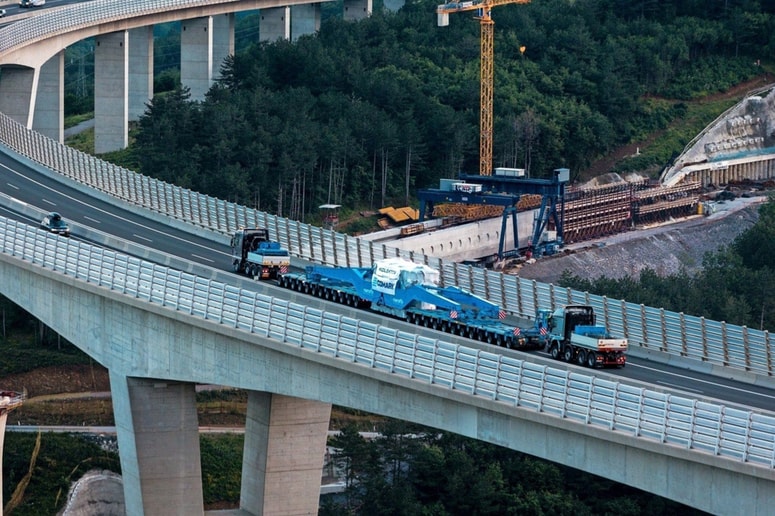 Tako so poleti 2023 proti koprskemu pristanišču prevažali ogromen transformator.