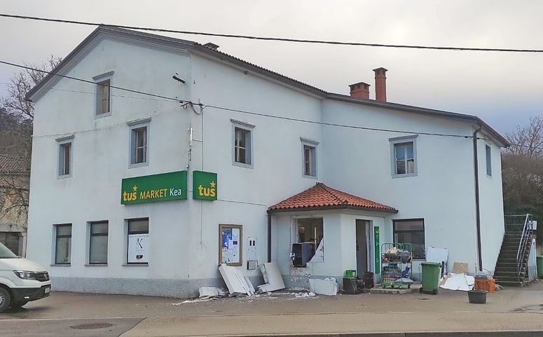 Tatovi so si z eksplozijo odprli pot do denarja v bankomatu.