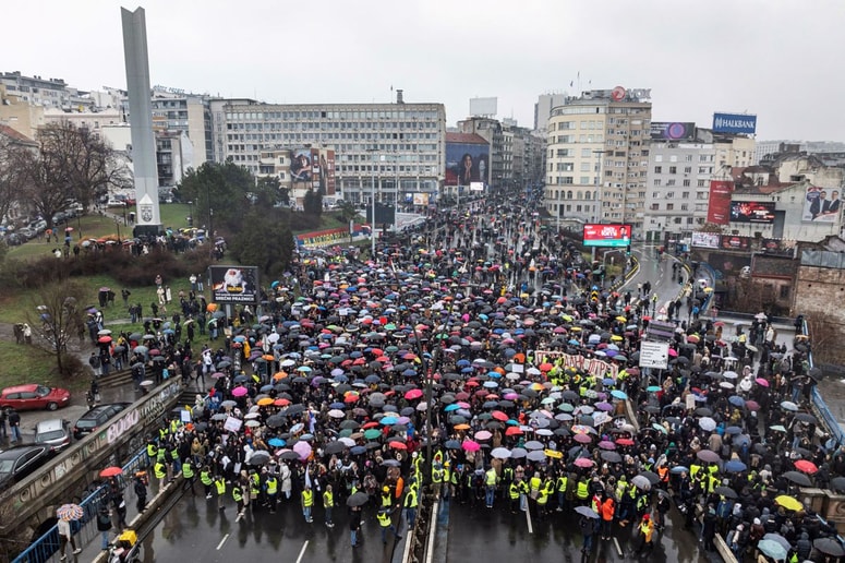Včeraj so po več mestih v Srbiji potekali protesti proti korupciji in malomarnosti oblasti, na čelu katere je predsednik Aleksandar Vučić in njegova stranka SNS.