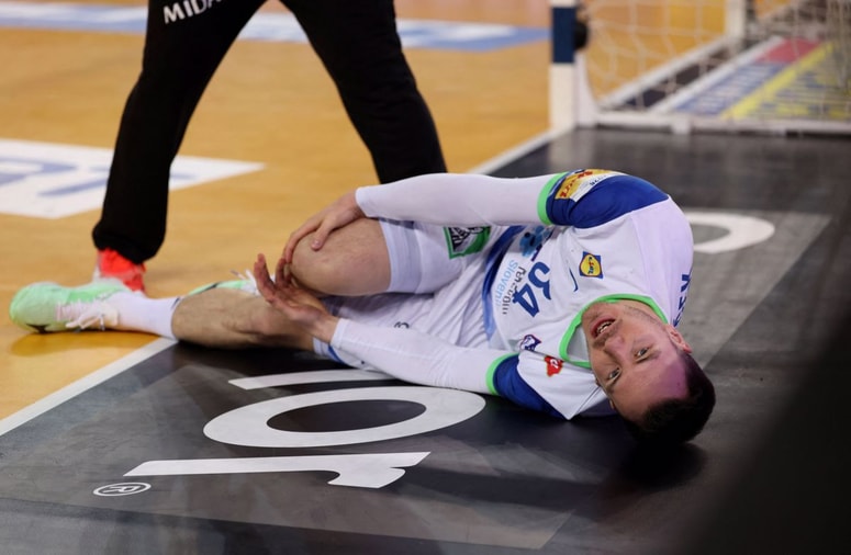 Glavna fotografija članka:Po vsaki tekmi na SP-ju eden manj: Že drugi slovenski rokometaš staknil hudo poškodbo