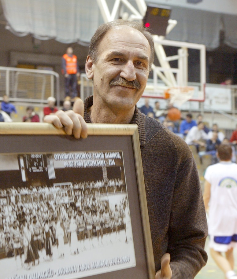 Decembra 2004 v Mariboru: Dražen Dalipagić s spominsko fotografijo z otvoritve dvorane Tabor 