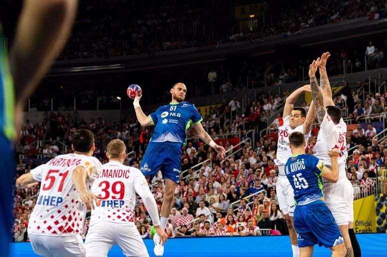 Glavna fotografija članka:(FOTO) Ni manjkalo veliko, da bi Slovenci Hrvatom pokvarili veliko slavje