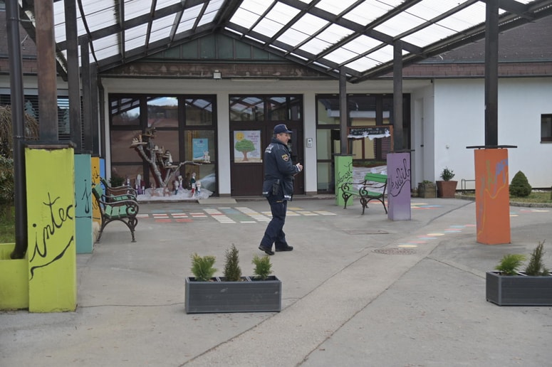 Policist pred OŠ Kuzma.