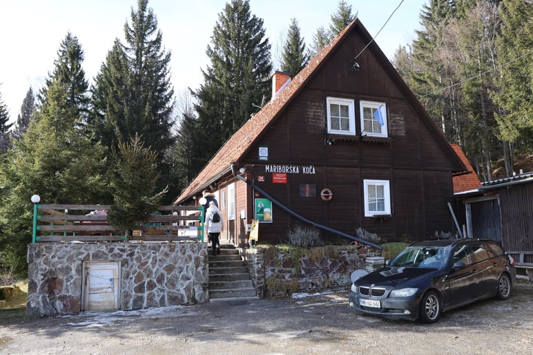 Mariborska koča, ki je le dobre pol ure hoje oddaljena od Bellevueja, je tudi prva kontrolna točka na Slovenski planinski poti. 