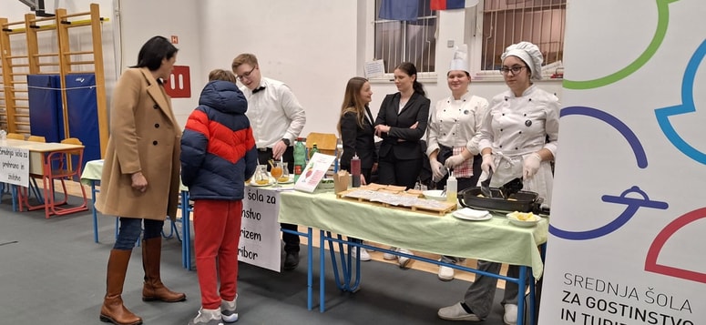 Dijaki Srednje šole za gostinstvo in turizem Maribor so spekli slasten praženec in pripravili dobre napitke. 