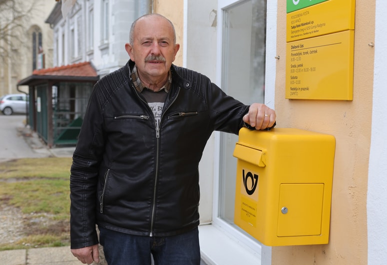 Avgust Horvat v Apačah pri pošti, ki je zdaj pogodbena. Njegova matična pošta je bila nedaleč stran v prostorih, ki jih zdaj prodajajo. 