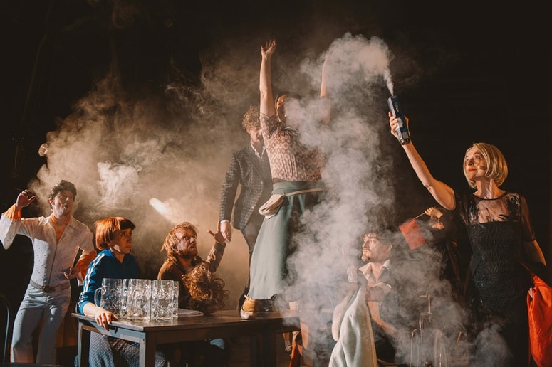 Jure Rajšp, Mojca Funkl, Matej Puc, Jernej Gašperin, Jana Zupančič, Gregor Gruden, Bernarda Oman v predstavi Kazimir in Karolina 