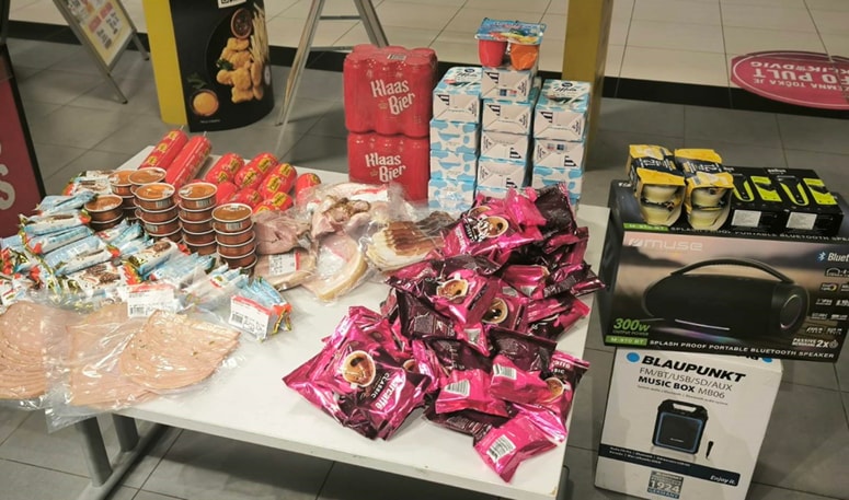 Artikli, ki so jih iz prodajalne v Novem mestu ukradla trije storilci.