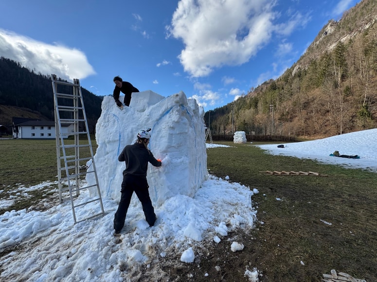 V petek bosta končani skulpturi iz umetnega snega. 