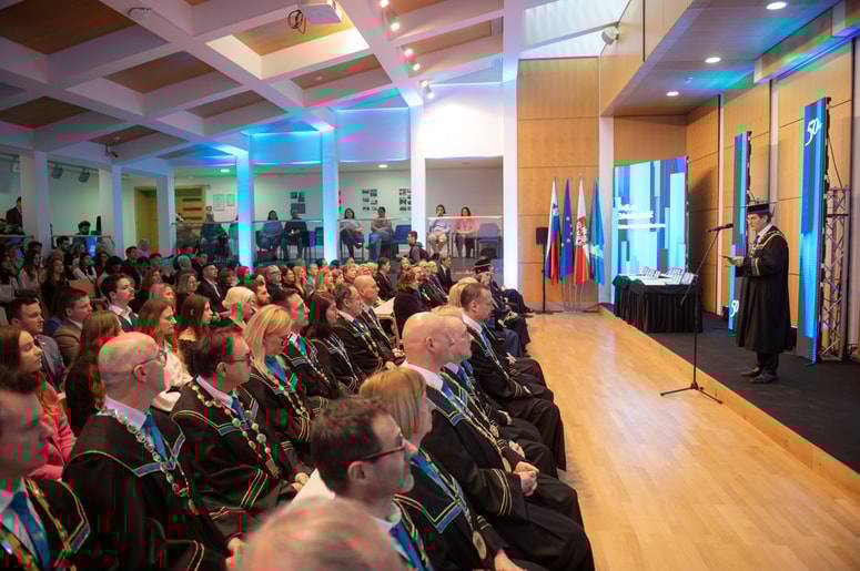 "Še naprej krepimo zavezanost humanizmu, svobodi, solidarnosti in enakosti kot osnovnim vrednotam," je kolege pozval rektor Zdravko Kačič.