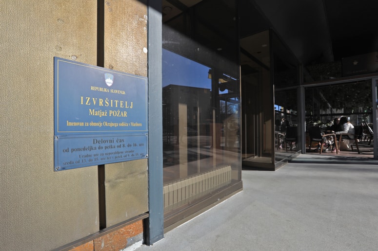 Mariborski izvršitelj Matjaž Požar pravi, da bo upnika v celoti poplačal, četudi se s sklepom sodišča ne strinja. 