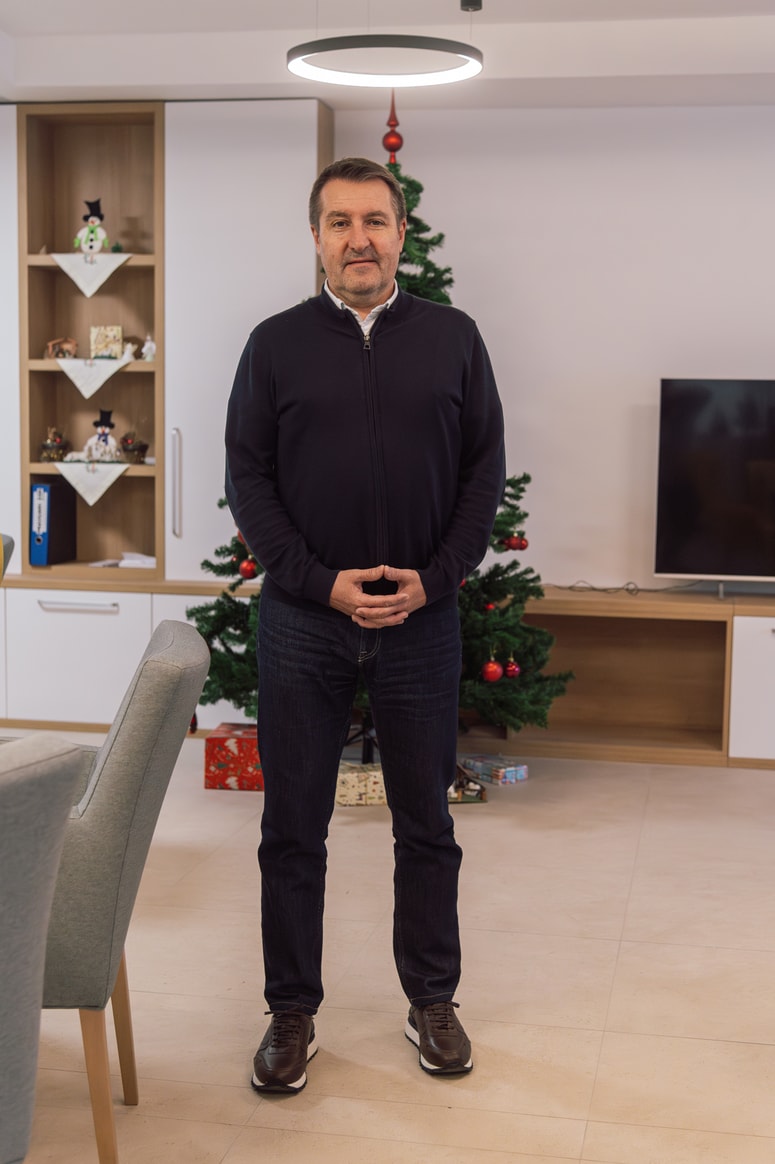 Zoran Hoblaj zatrjuje, da je glede razrešitve in obtožb popolnoma miren, obžaluje pa, da je javni zavod, ki ga vodi že tretji mandat in doslej nanj nikoli ni padla senca dvoma, postal žrtev zaradi osebnih in političnih interesov. 