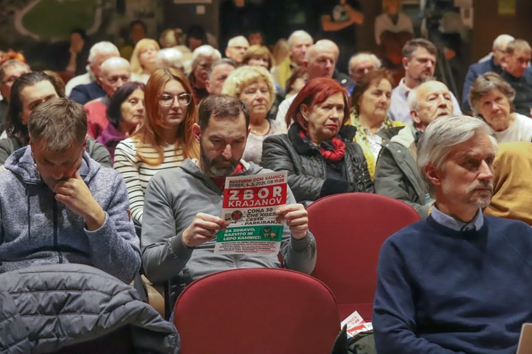 Okoli sto krajanov je opozarjalo, da projekt ČHE Kozjak z daljnovodom uničuje naravo, ogroža vodne vire in zdravje, drastično znižuje vrednost nepremičnin in zmanjšuje turistični potencial. 