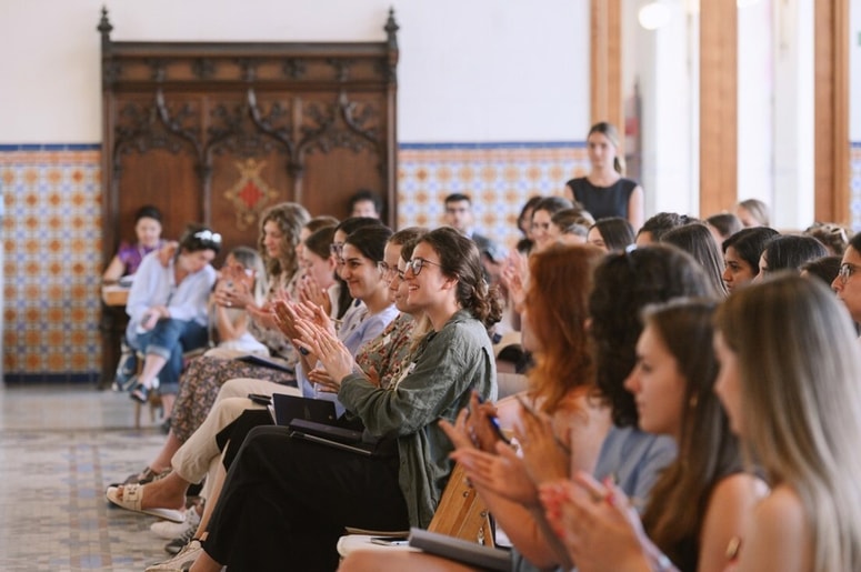 Program zajema področja, kot so vodenje, etika umetne inteligence, javno nastopanje, trajnostni razvoj, podjetništvo in kibernetska varnost.