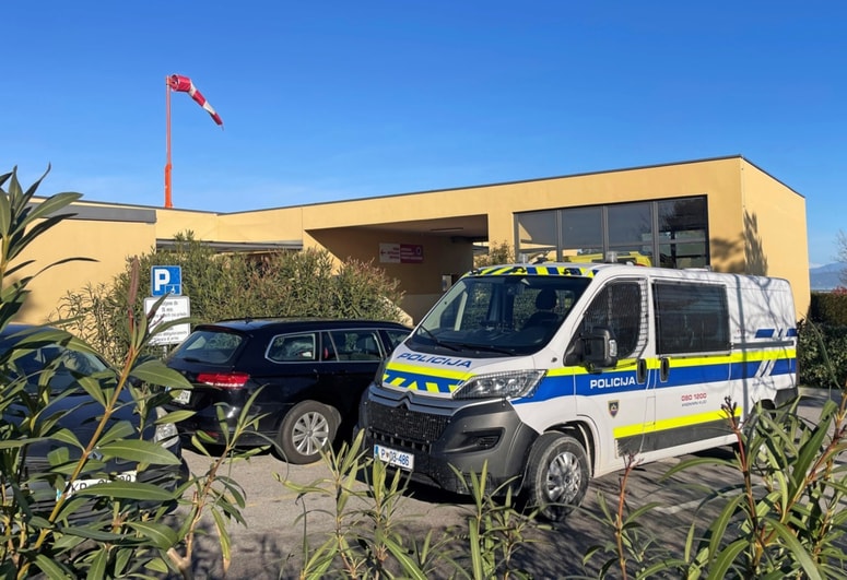 Pred urgenco izolske bolnišnice so včeraj prihiteli policisti.