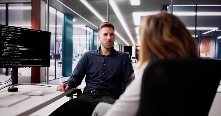 Nek menedžer pravi, da se namerno zapleta v blage razprave s kandidati, in če postanejo obrambni - je to jasen znak težav.