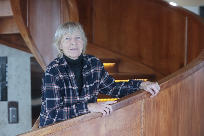 Dragica Čadež: "Sredi mesta, na pločniku, ne morem žagati. Videla sem torej, da je z lesom konec, a me je keramika že prej zanimala, predavala sem jo že na fakulteti in akademiji,  tako da sem jo tudi poznala. In dobro je, da človek kdaj kaj spremeni. Včasih si je treba postaviti nove izzive." 