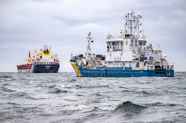 Švedska obalna straža z bolgarsko ladjo Vezhen