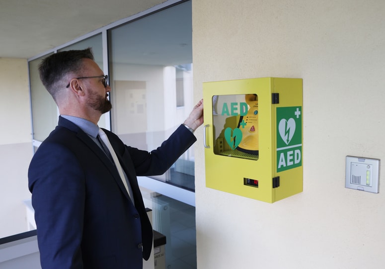 Glavna fotografija članka:To vam lahko reši življenje: Veste, kje v vaši bližini so defibrilatorji?