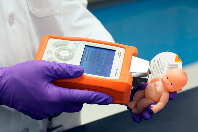 Seznam škodljivih kemikalij, kot so hormonski motilci, rakotvorne in večne kemikalije, ki jih lahko najdemo v igračah, je dolg.

