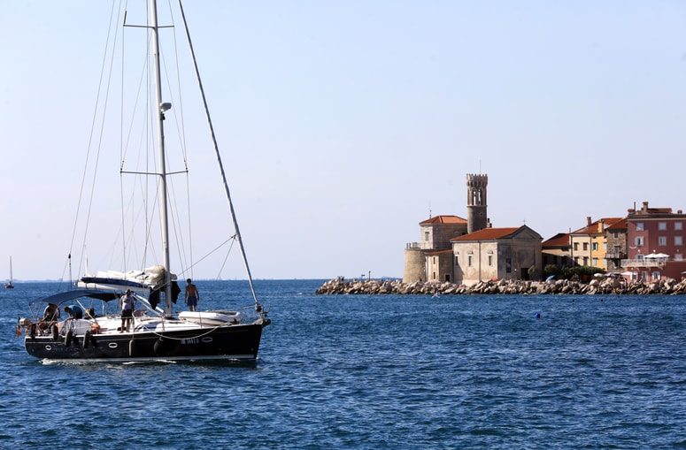 Svetilnik na rtu Madona je pomemben element krajinske podobe Pirana.