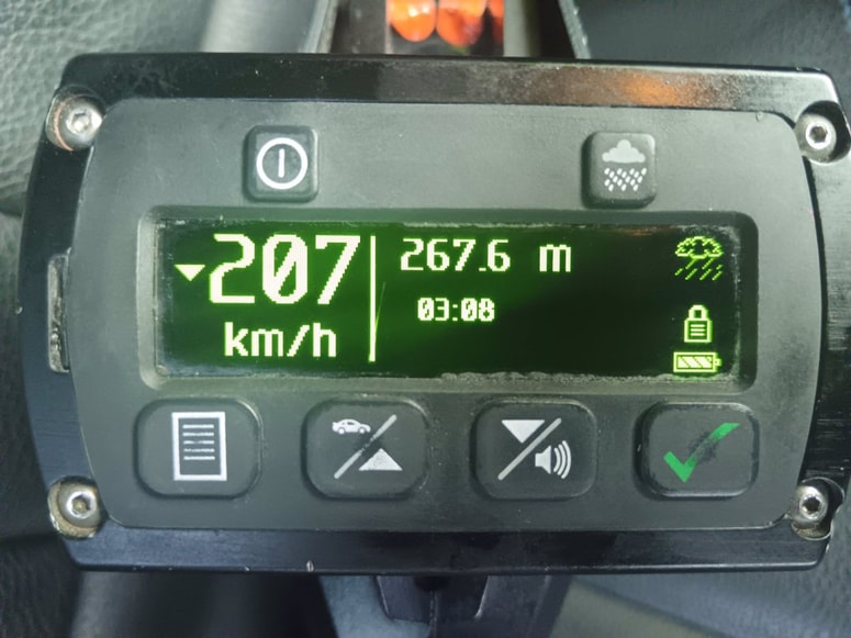 Glavna fotografija članka:Voznik začetnik po avtocesti z 207 kilometri na uro