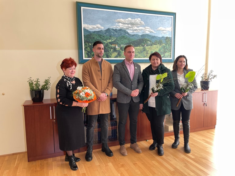 Direktorica Zdravstvenega doma Ptuj Metka Petek Uhan in župan Občine Majšperk Sašo Kodrič sta prenovljeno ordinacijo predala v roke zobozdravniku in asistentki. 