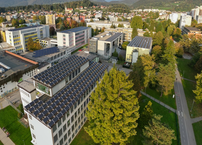 V MOV si s postavitvijo sončnih elektrarn na javne objekte prizadevajo k zmanjšanju ogljičnega odtisa in krepitvi energetske samooskrbe.