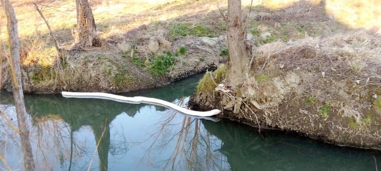 Zavarovani levi krak Velke proti Trojiškemu jezeru v Čreti pri Uniorju. 