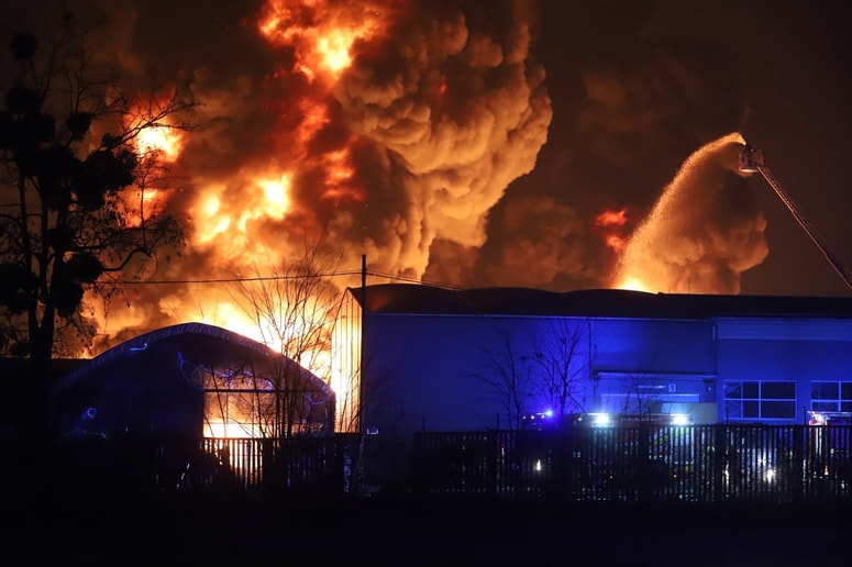 Glavna fotografija članka:(FOTO in VIDEO) Poveljnik gasilske brigade: Zagorelo v skladišču plastičnih izdelkov, v boj s požarom 150 gasilcev