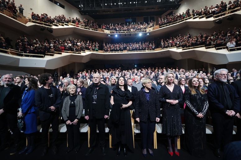 Glavna fotografija članka:(POGLED) Prešernova proslava in nagrade à la Zdenka Badovinac. Ki se ni niti rokovala z nagrajenci