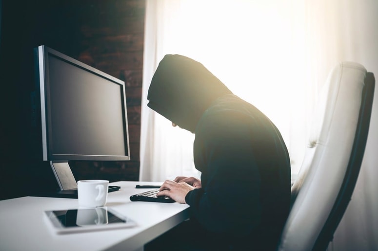 Kraševec je na svoj računalnik prenesel več fotografij in posnetkov, na katerih so bili spolno zlorabljeni otroci oziroma mladoletniki.