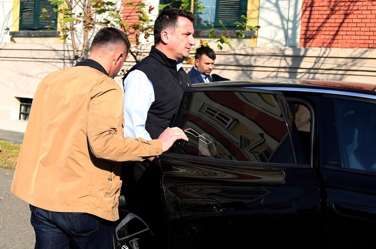 Glavna fotografija članka:Zaradi suma korupcije aretirali župana Tirane, soprogi pa odredili hišni pripor