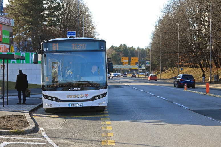 Glavna fotografija članka:(VIDEO) Kamera posnela nevarno prečkanje Titove ceste pri Europarku