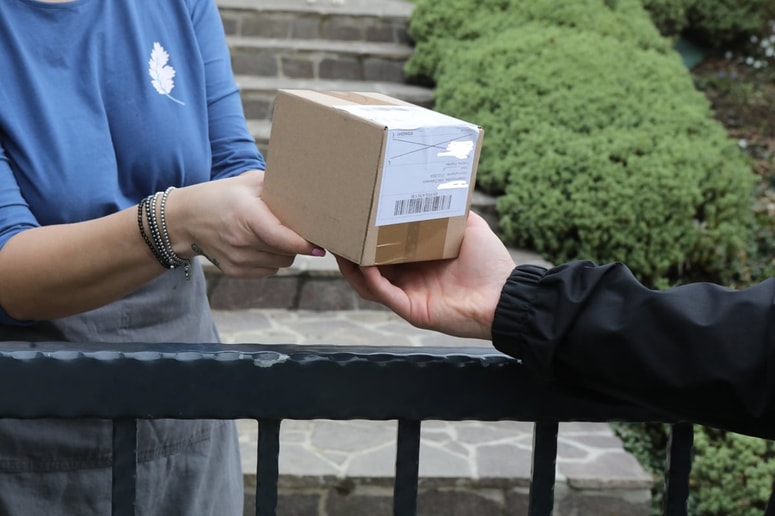 Glavna fotografija članka:Paket lahko prevzamete, tudi ko vas ni doma