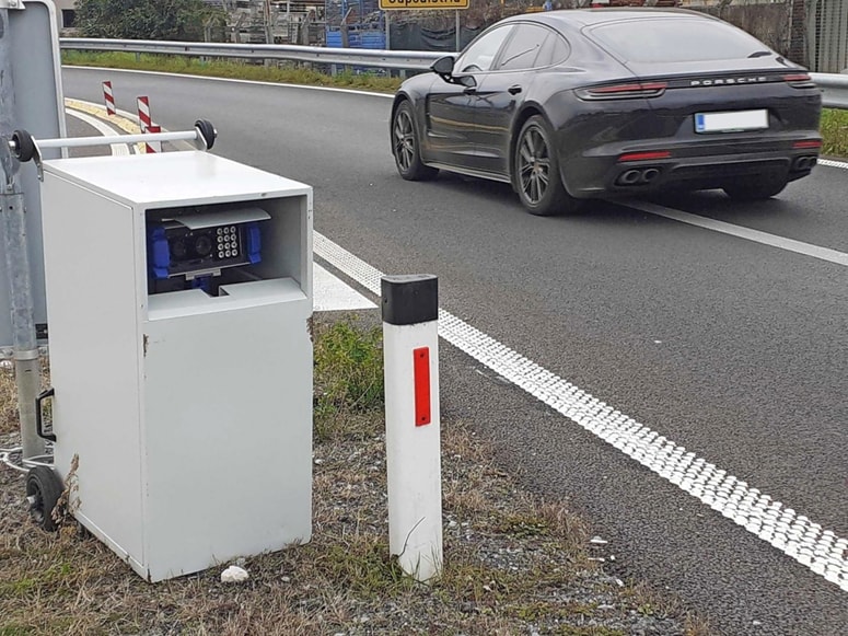 Nadzorna kamera, ki preži na vozila brez vinjet.