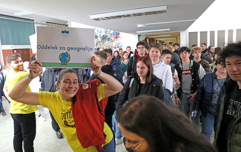 Obišči informativne dneve, kjer lahko dobiš vpogled iz prve roke. 