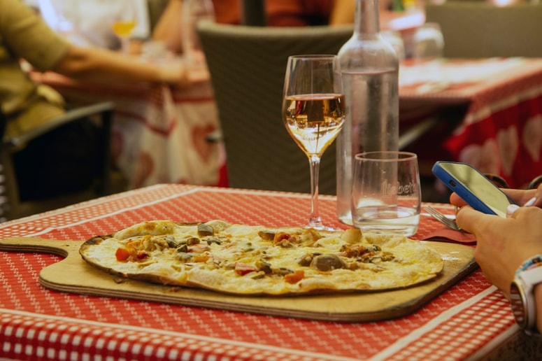 Danes je priljubljen po vsej Evropi, njegove različice pa so skoraj neskončne, saj dopušča veliko ustvarjalnosti pri izbiri nadeva.